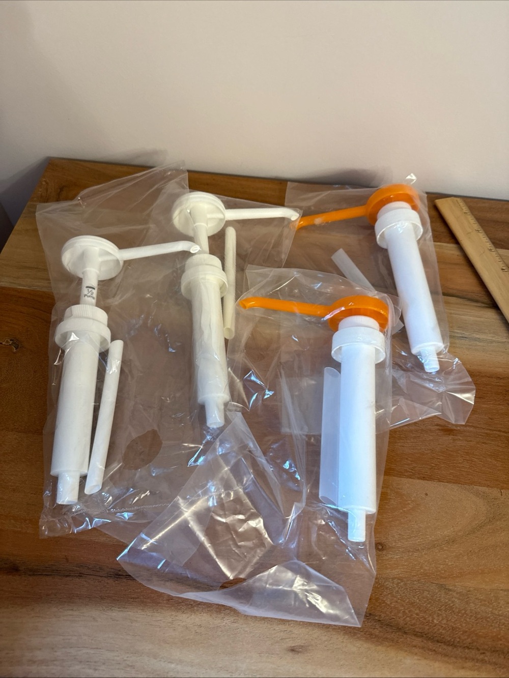 New DUNKIN DONUTS Orange &White 64 oz pump lot of 4 swirl shot pumps only Sealed